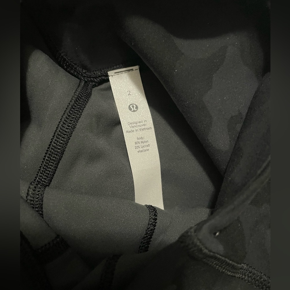 NWOT - Lululemon cropped pants with pockets - Picture 3 of 6
